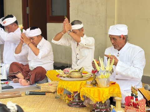 Rawat Spiritualitas, Teguhkan Integritas: Pesan Tegas Bawaslu Gianyar di Hari Suci Saraswati