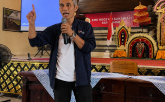 Bawaslu Gianyar Ajak Pelajar SMKN 1 Sukawati Kawal Demokrasi Sejak Dini.