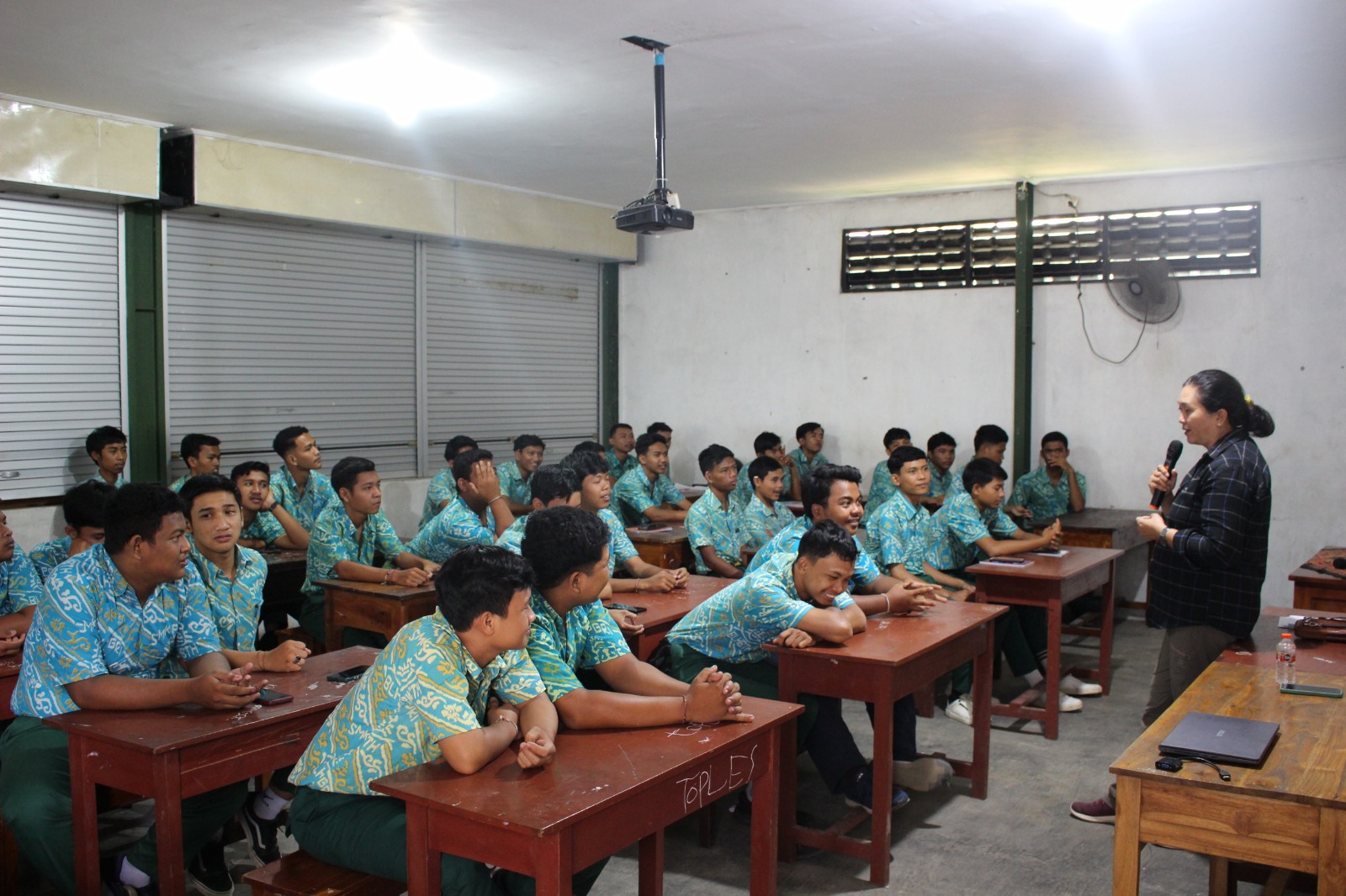 Sambangi Pemilih Pemula di Â SMK PGRI Blahbatuh, Bawaslu Gianyar semakin Gencar Berikan Sosialisasi tentang Kepemiluan