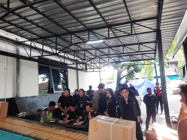 Pengawasan Pengiriman Surat Suara Calon DPR RI untuk Dapil Gianyar menuju gudang Logistik KPU Kabupaten Gianyar