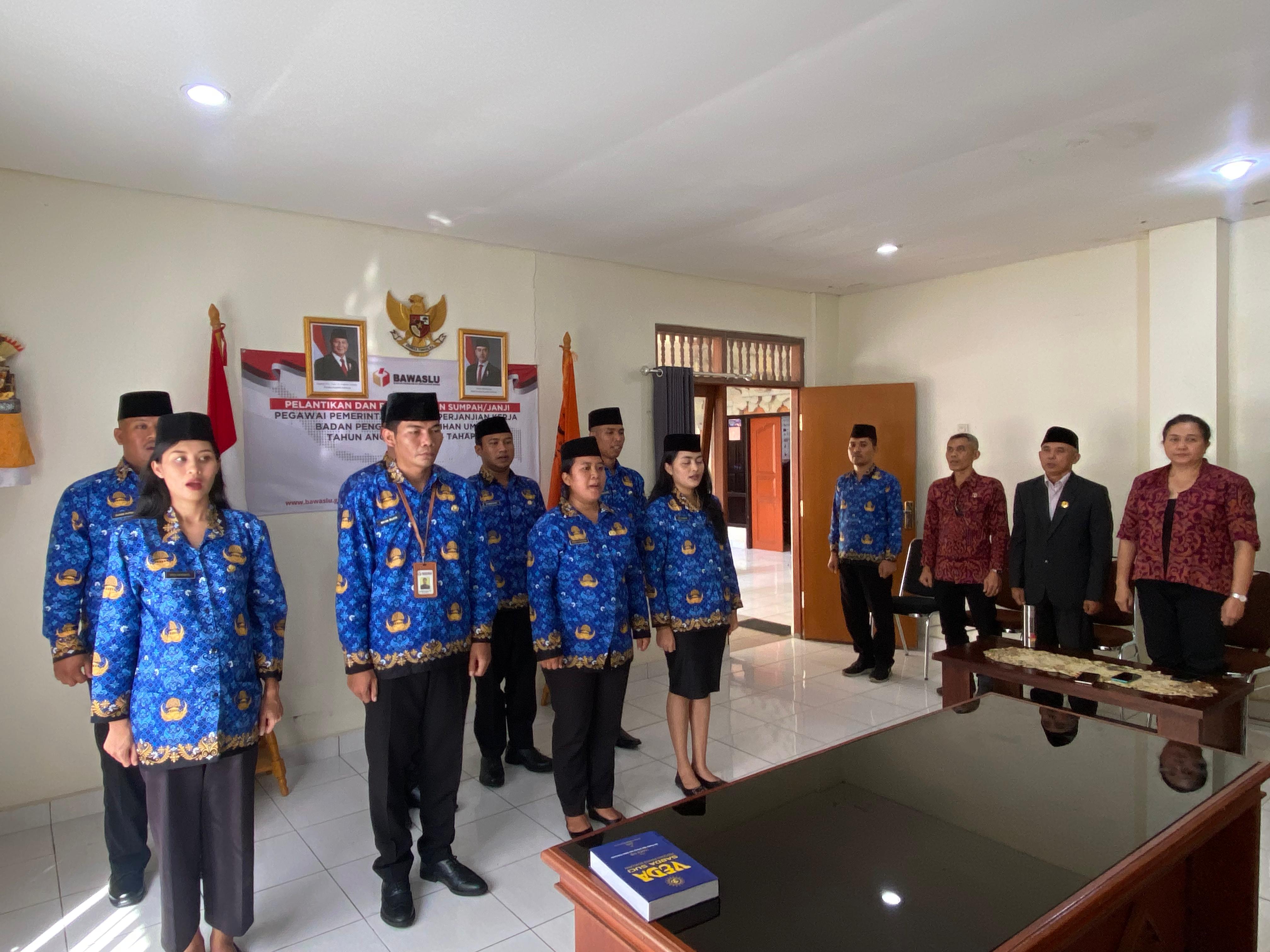 8 Staf Bawaslu Kabupaten Gianyar Resmi Dilantik Sebagai Pegawai Pemerintah dengan Perjanjian Kerja (PPPK)
