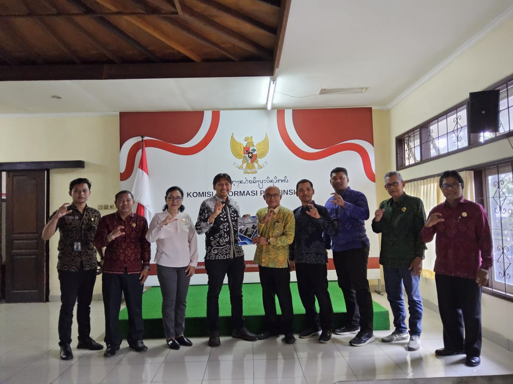 Bawaslu Kabupaten Gianyar Serahkan Laporan Layanan Informasi Publik Tahun 2024 kepada Komisi Informasi Provinsi Bali