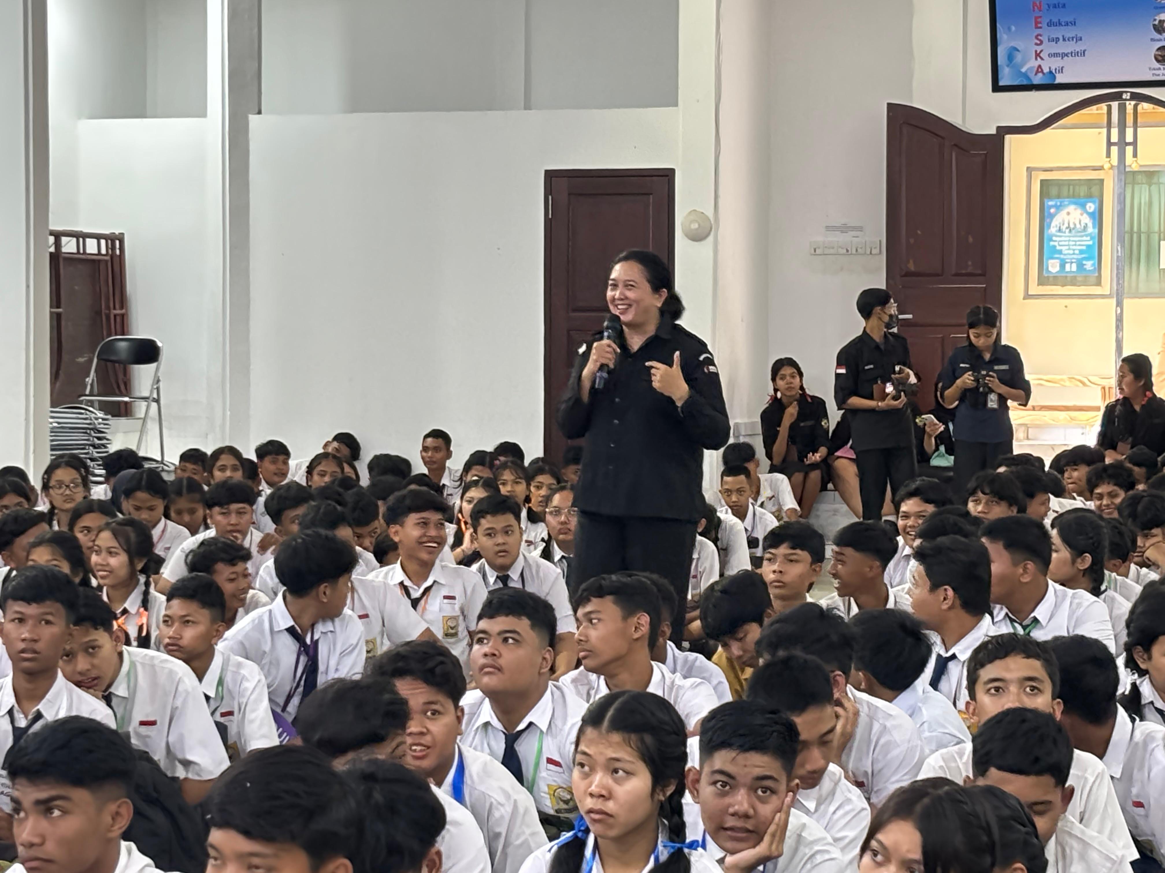 BAWASLU KABUPATEN GIANYAR GELAR SOSIALISASI KELEMBAGAAN DAN PENGAWASAN PEMILU DI SMK NEGERI 1 GIANYAR