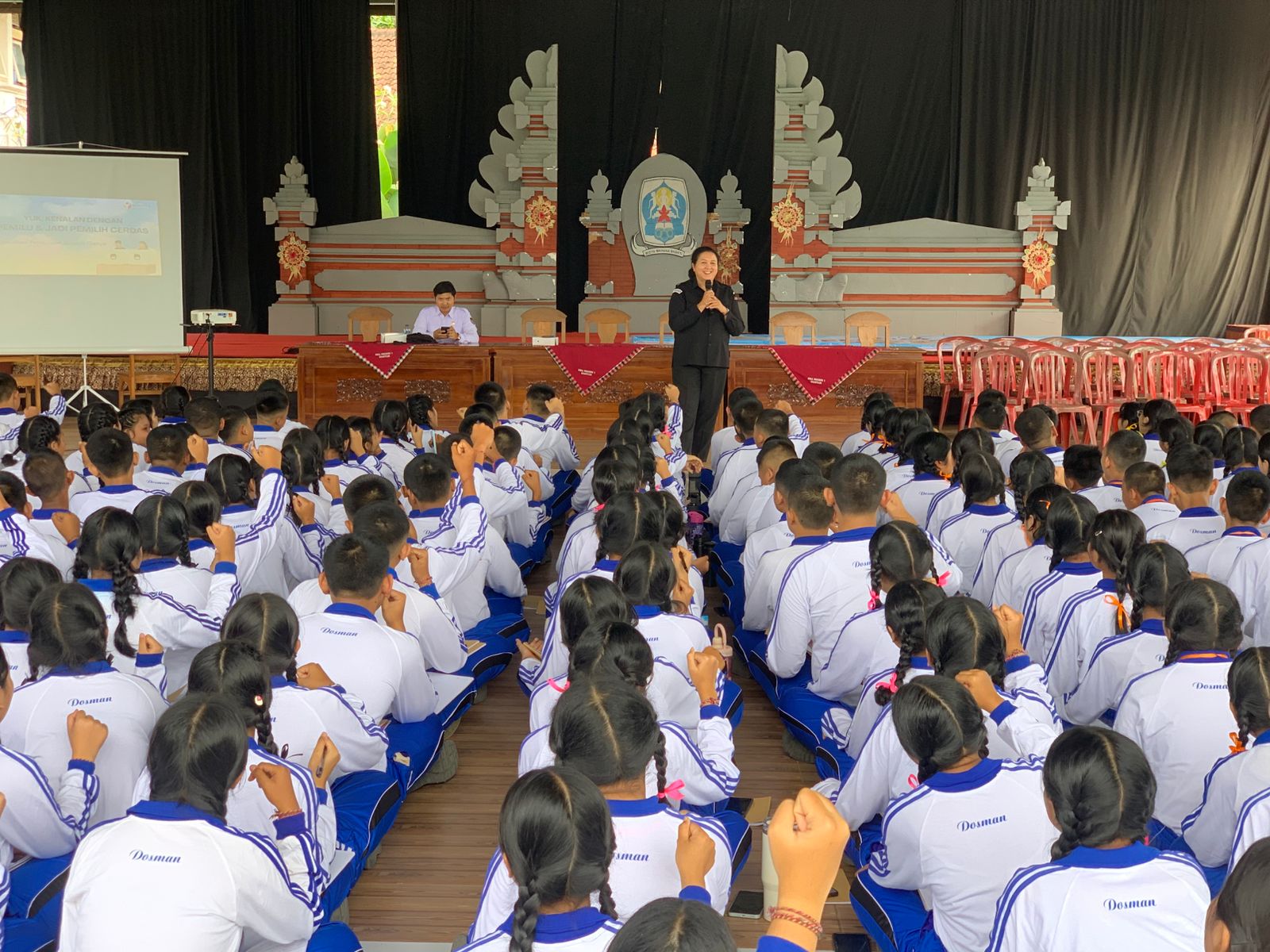 BAWASLU KABUPATEN GIANYAR TANAMKAN KESADARAN POLITIK GENERASI MUDA DI SMA NEGERI 1 GIANYAR