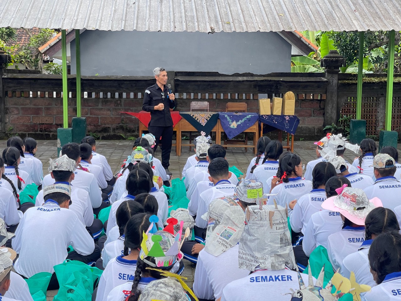 ESTAFET SOSIALISASI PEMILU, BAWASLU GIANYAR BANGKITKAN KESADARAN POLITIK DI SMK NEGERI 2 SUKAWATI.