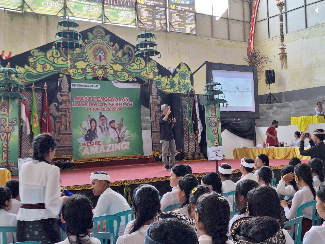 BAWASLU GIANYAR TANAMKAN PENTINGNYA DEMOKRASI SEJAK DINI KEPADA RIBUAN PELAJAR SMK WERDHI SILA KUMARA