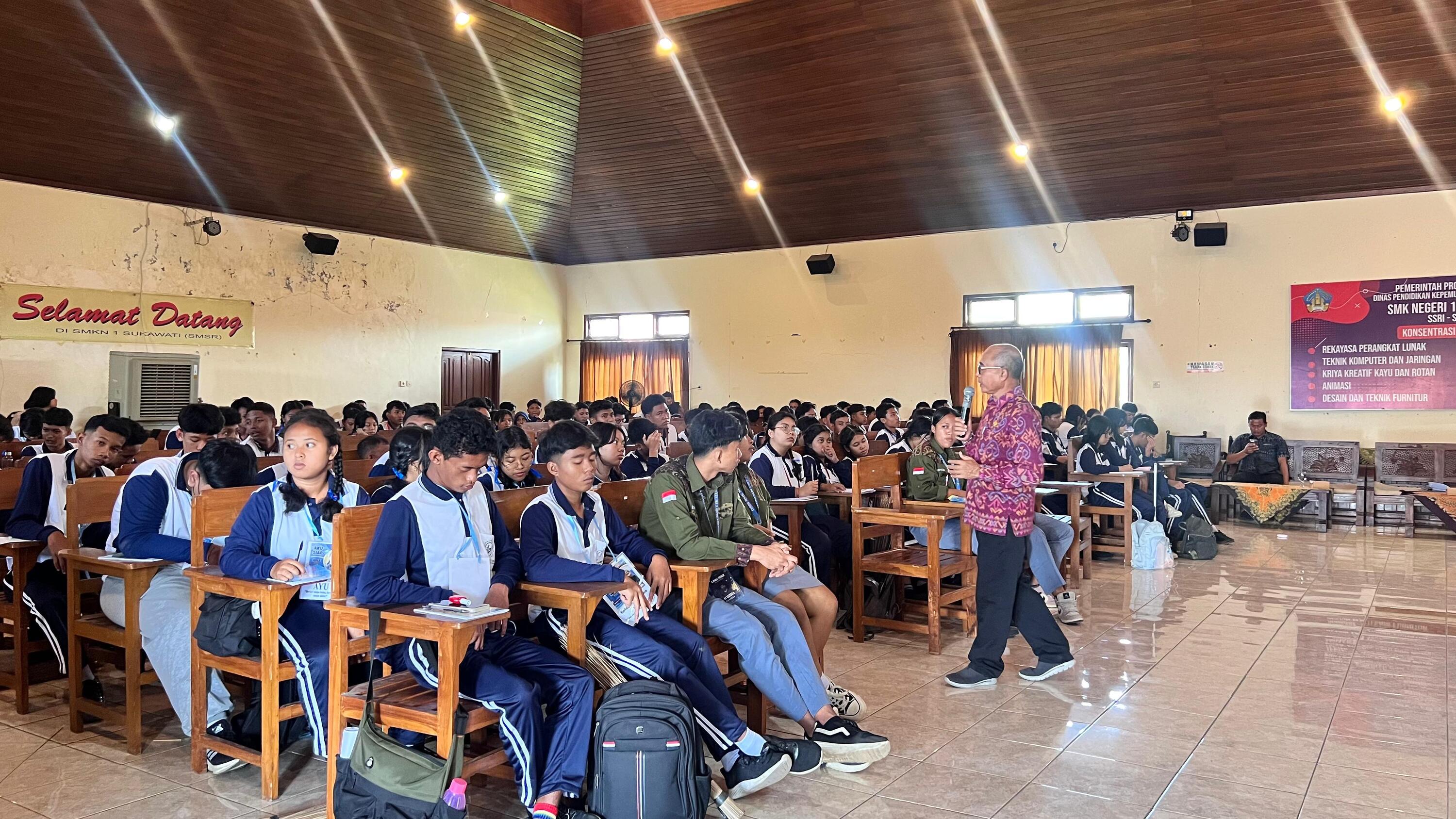 Sambangi Salah Satu SMK Negeri di Gianyar, Hartawan Paparkan  Apa Itu Bawaslu.