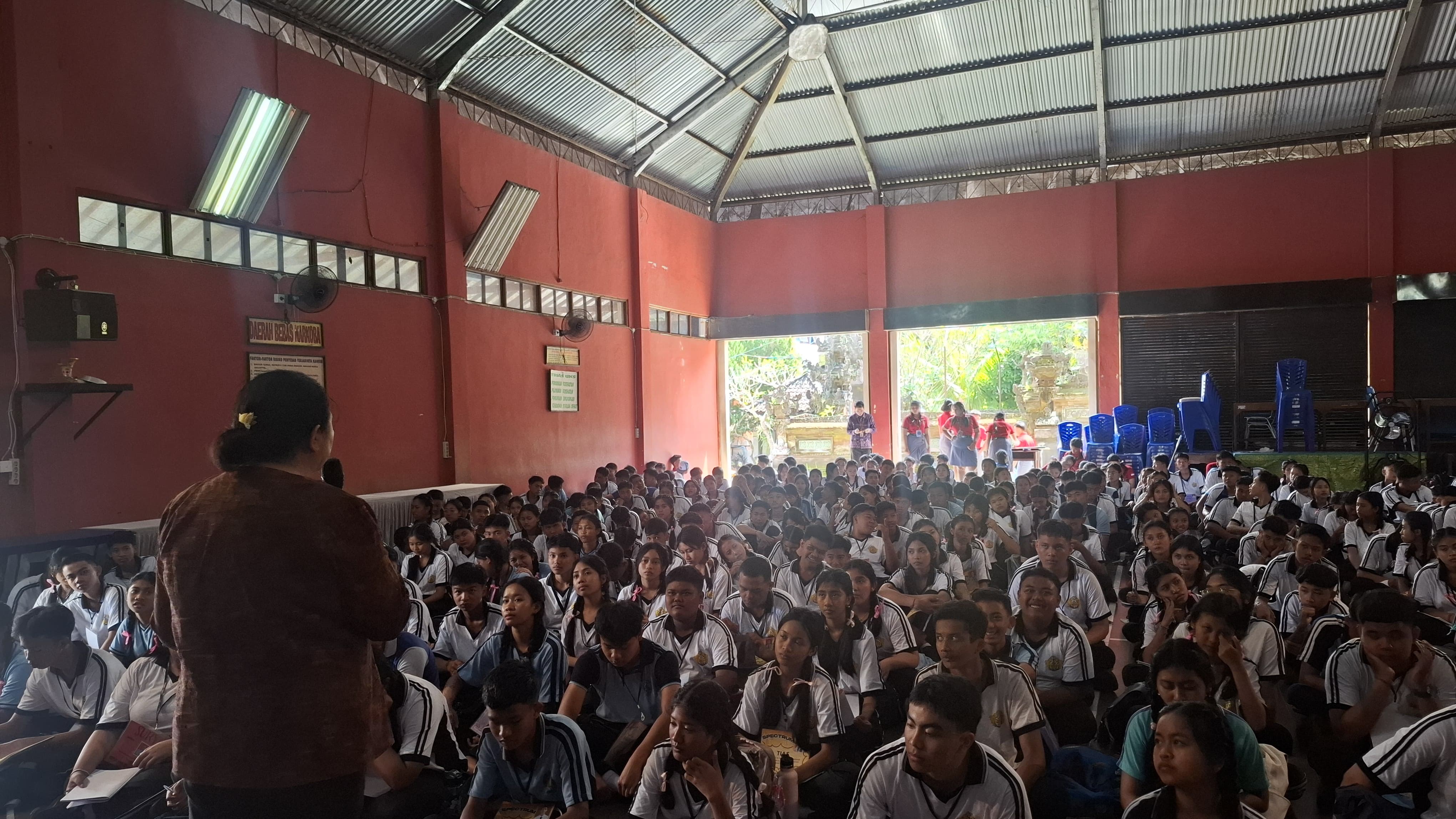 Gembleng Pengawasan Partisipatif, Bawaslu Kabupaten Gianyar Sambangi SMA Negeri 1 Ubud.
