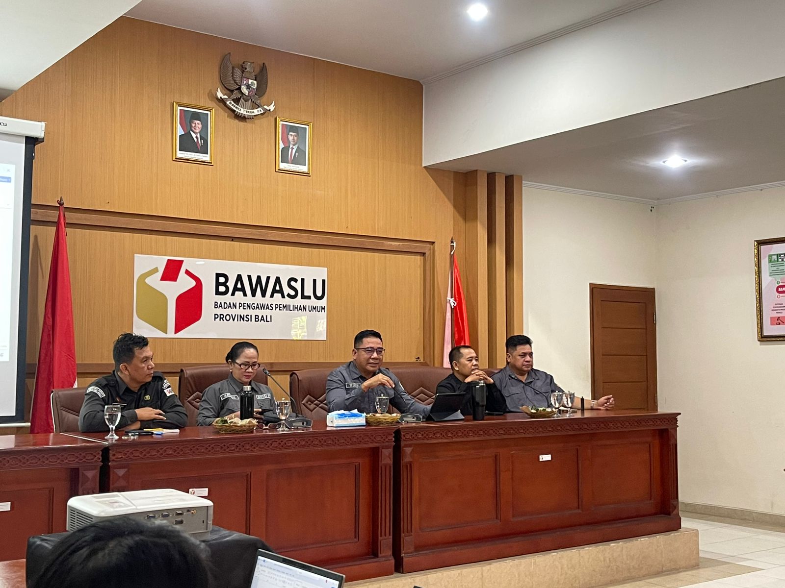 Finalisasi Buku Penanganan Pelanggaran, Bawaslu Kabupaten Gianyar Paparkan Kerja-Kerja Penanganan Pelanggaran Pada Pilkada Tahun 2024.