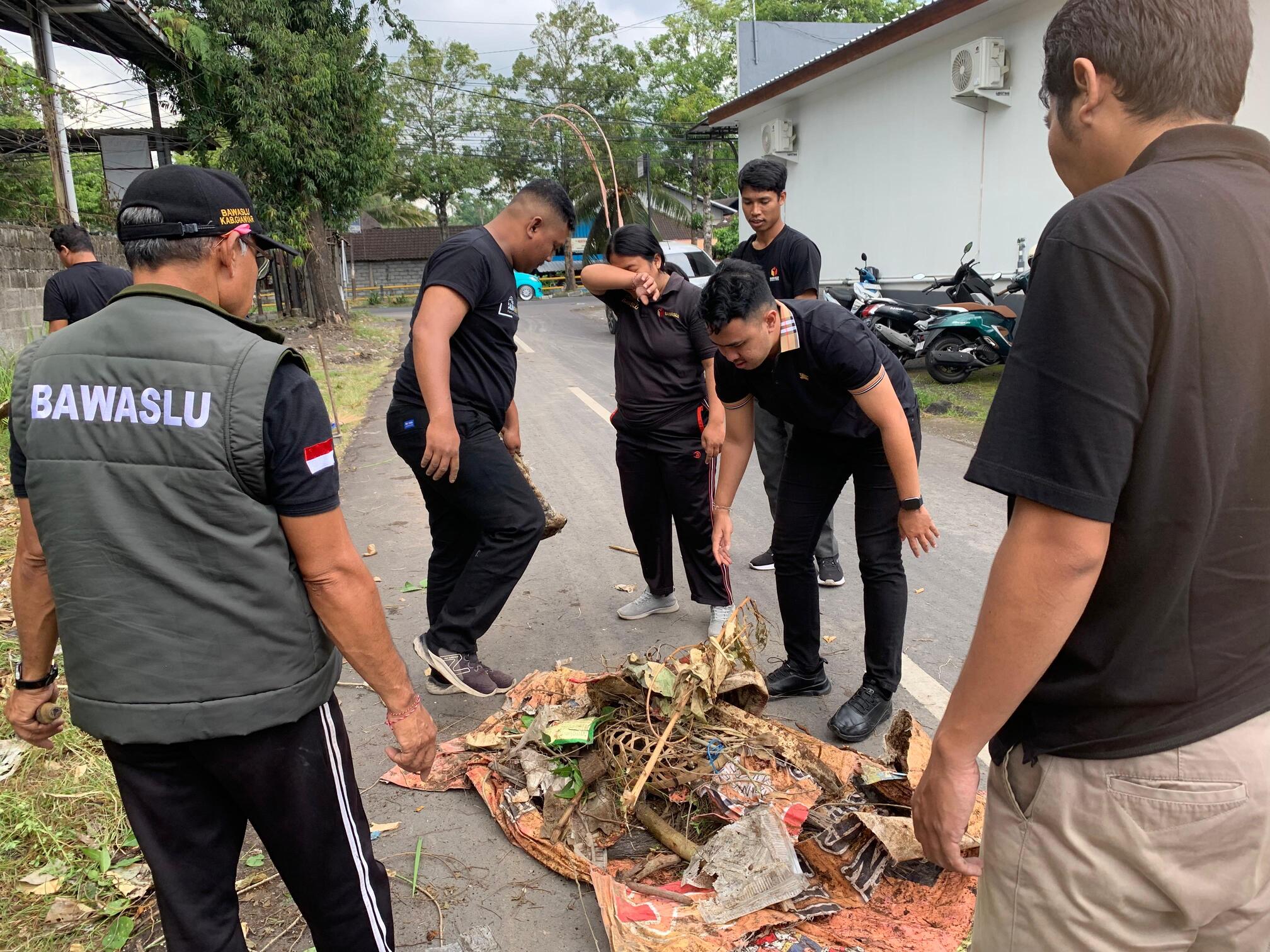 BAWASLU GENCARKAN PROGRAM “JUMAT SEHATI DAN JUMPA BERLIAN”.