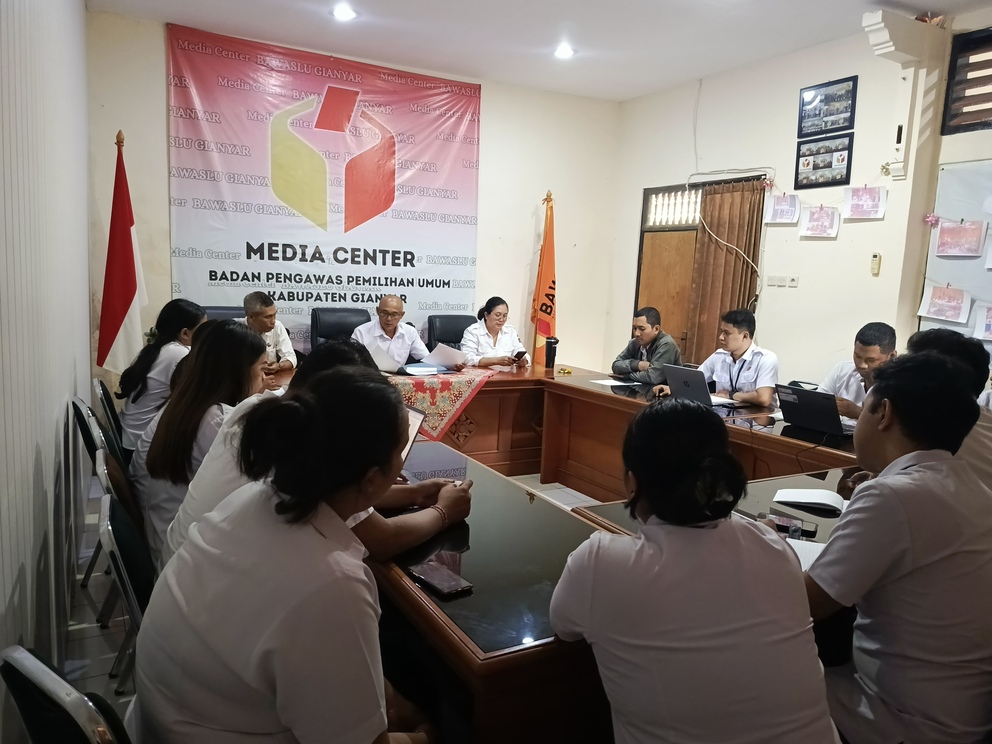 Bawaslu Gianyar Gelar Rapat Rutin, Tegaskan Disiplin dan Soliditas Jelang Uji Petik Data Pemilih