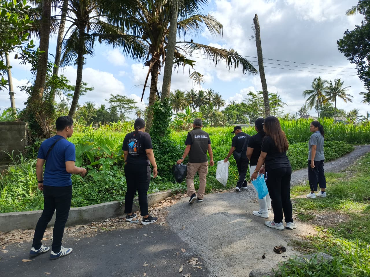 Bawaslu Gianyar Gelar Jalan Santai dan Aksi Bersih Lingkungan Lewat Program Jumat Sehati & Jumpa Berlian