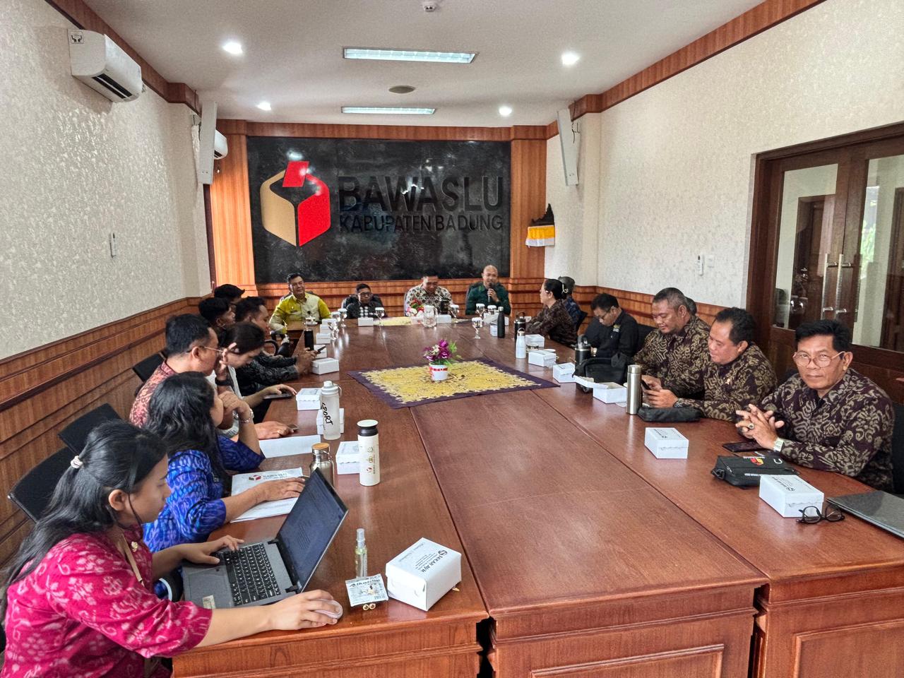 Bawaslu Gianyar Hadiri Rapat Finalisasi Laporan Sentra Gakkumdu Jelang Gakkumdu Award 2025