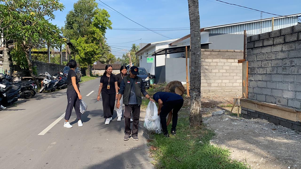 Bawaslu Gianyar Wujudkan Semangat “Jumat Sehati” dan “Jumpa Berlian” Lewat Aksi Bersih Lingkungan