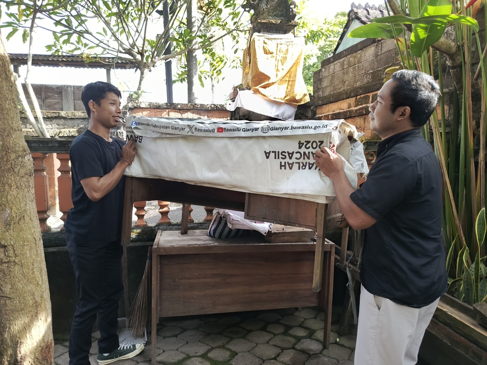 Bawaslu Gianyar Perkuat Budaya Kerja Sehat Melalui Aksi Bersih-Bersih Kantor