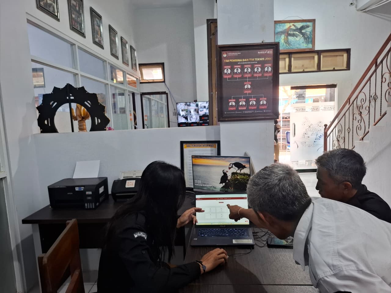Gianyar — Upaya meningkatkan kualitas layanan Jaringan Dokumentasi dan Informasi Hukum (JDIH) semakin menjadi fokus Bawaslu Kabupaten Gianyar. Sebagai bentuk komitmen tersebut, Bawaslu Gianyar melaksanakan studi tiru ke Komisi Pemilihan Umum (KPU) Kabupaten Gianyar pada Rabu (26/11/2025). Kegiatan dipimpin oleh Anggota Bawaslu Gianyar I Wayan Gede Sutirta, dan diterima langsung oleh Ketua, Anggota, serta Kasubag Teknis KPU Kabupaten Gianyar. Kunjungan ini mendapat sambutan positif dari KPU Gianyar. Ketua KP