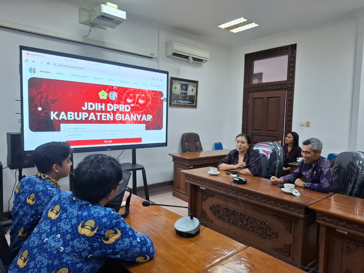 Perkuat Pengelolaan JDIH, Bawaslu Gianyar Sampangi DPRD Kabupaten Gianyar