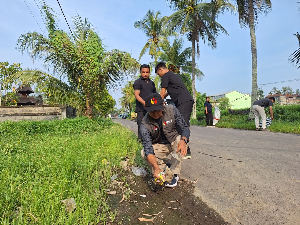 Dari Ruang Kerja hingga Jalan Raya, Bawaslu Gianyar Tebar Energi Positif.
