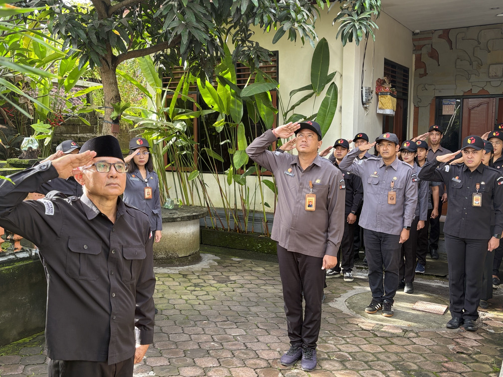 Ketua Bawaslu Gianyar Tekankan Disiplin dan Integritas dalam Apel Rutin Senin Pagi.