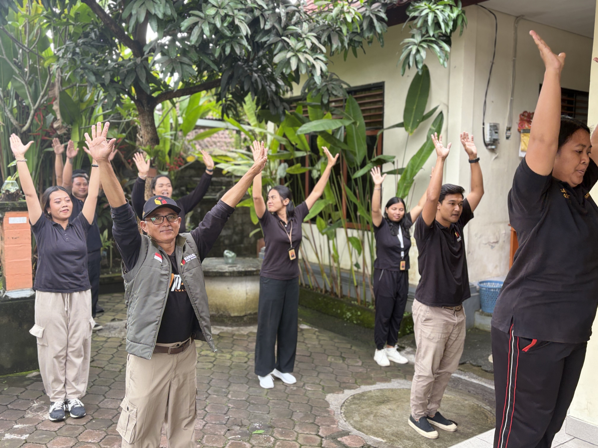 Tubuh Sehat, Jiwa Kuat: Bawaslu Gianyar Perkuat Kekompakan Lewat Senam Pagi.