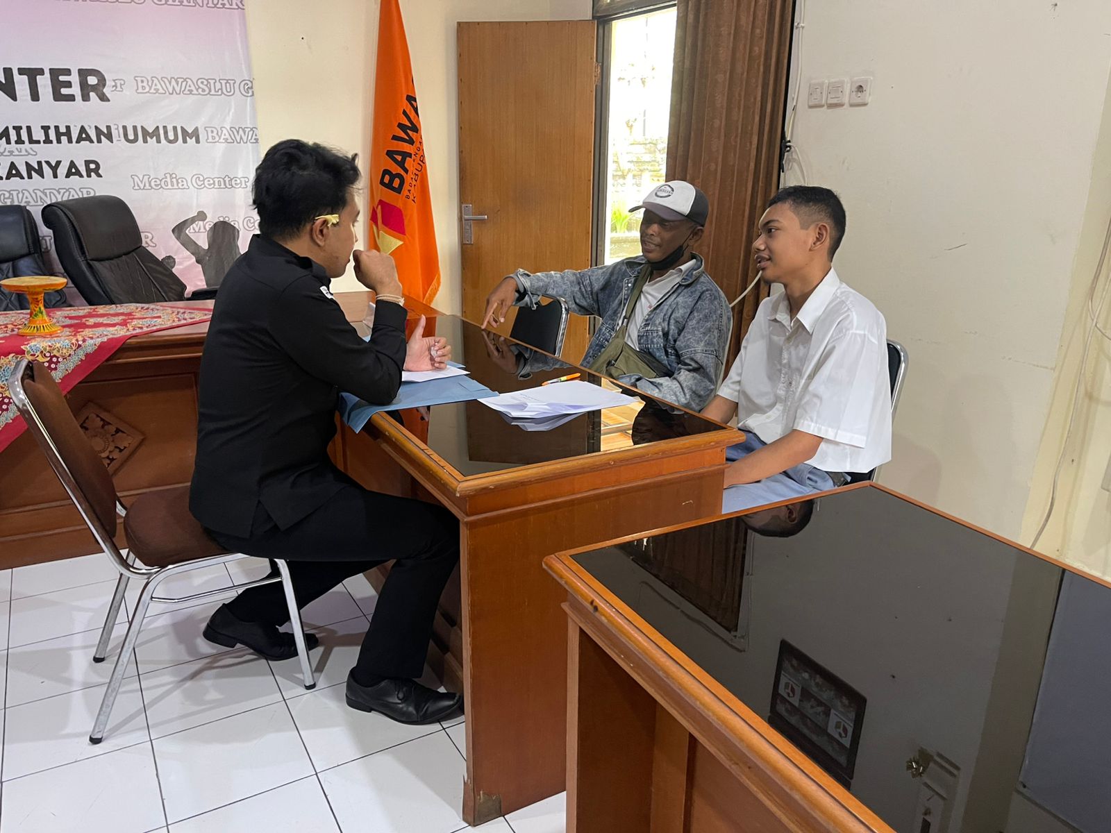 Bawaslu Gianyar Terapkan Prinsip Transparansi dalam Penerimaan Pendaftaran Pramubakti.