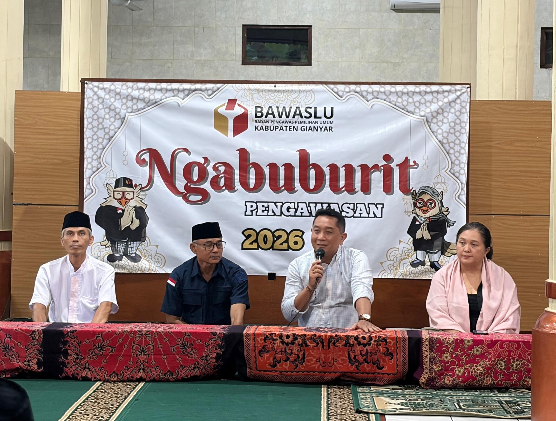 Ngabuburit Pengawasan, Bawaslu Gianyar Perkuat Literasi Kepemiluan Bersama Jemaah Masjid Al Ikhlas Sukawati.