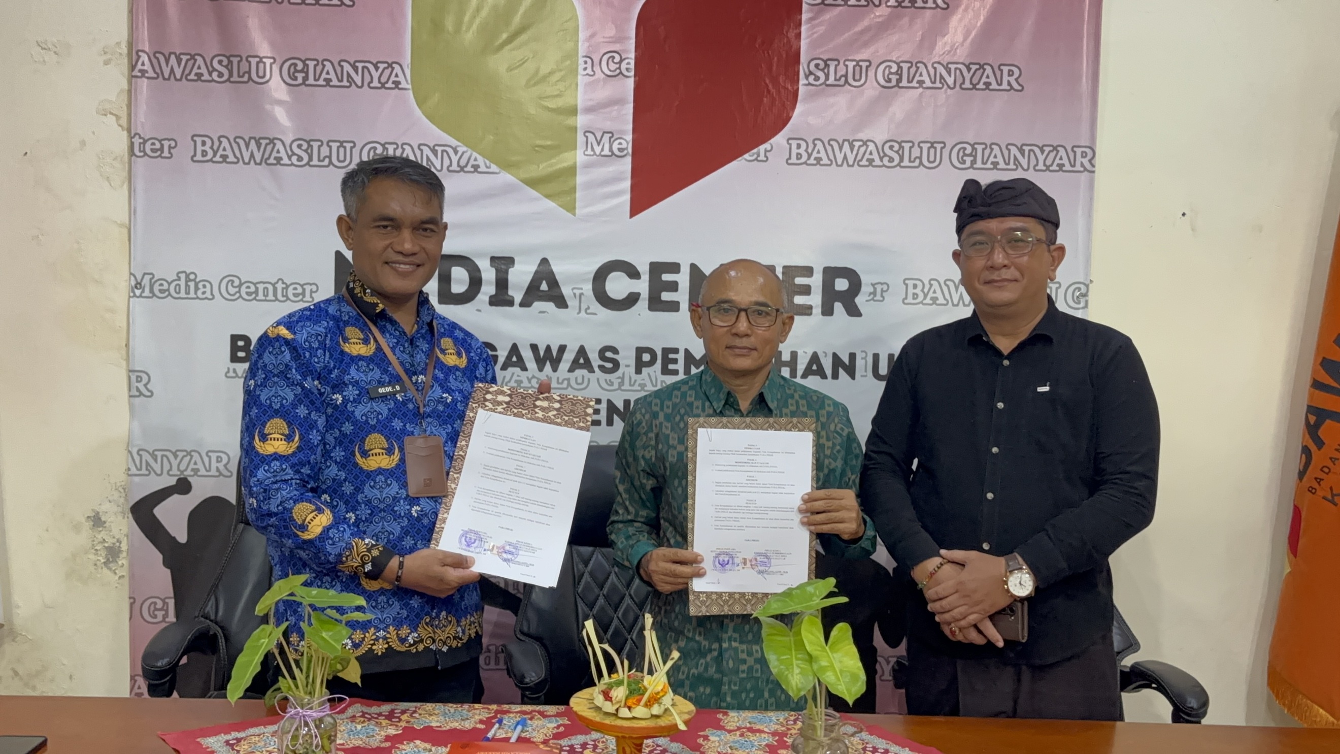 Bawaslu Gianyar dan Dinas PMD Teken PKS, Hartawan: Jangan Hanya Hitam di Atas Putih