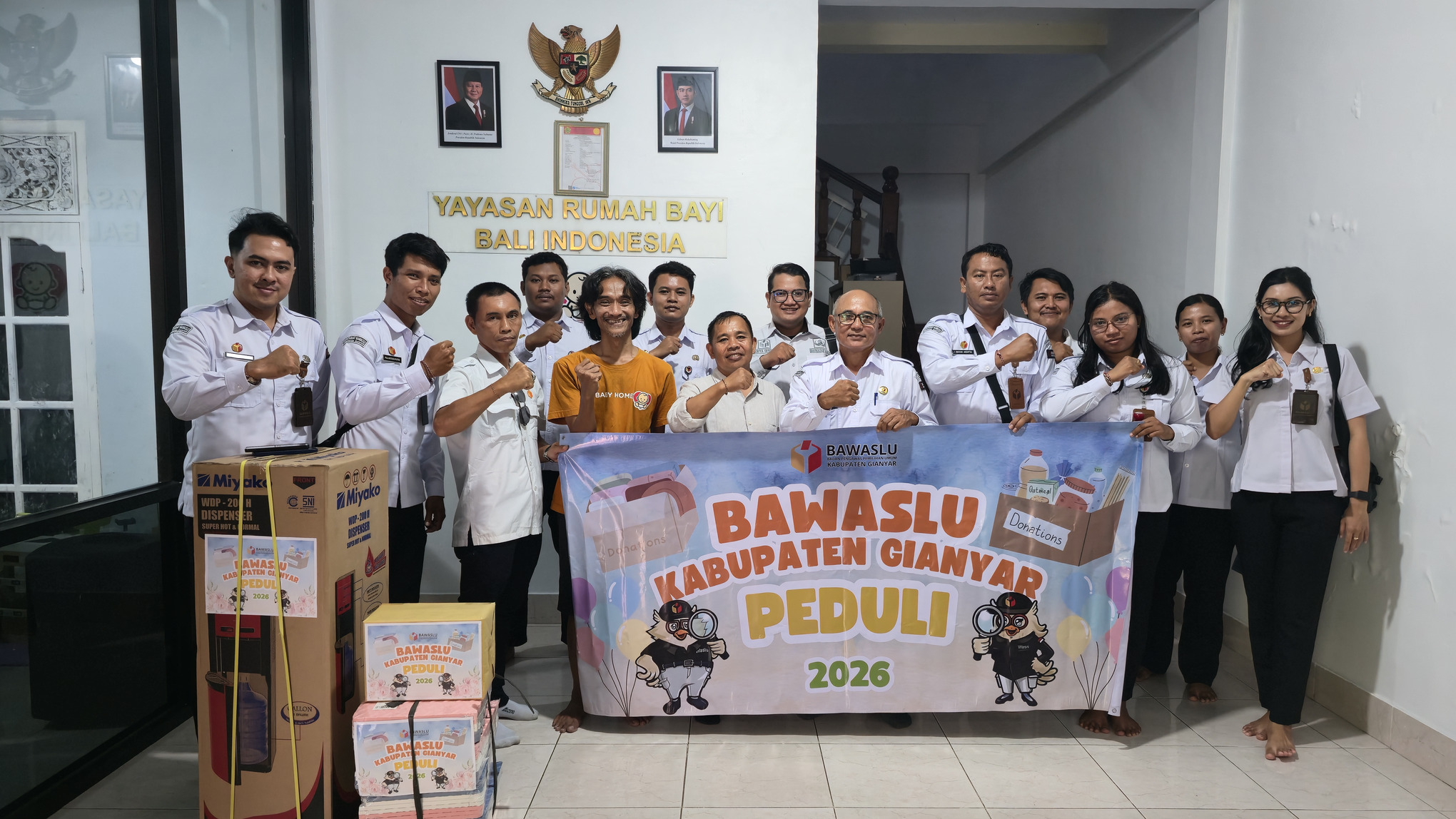Bawaslu Gianyar Tebar Kepedulian, Sentuh Hati Anak-anak di Bali Baby Home.