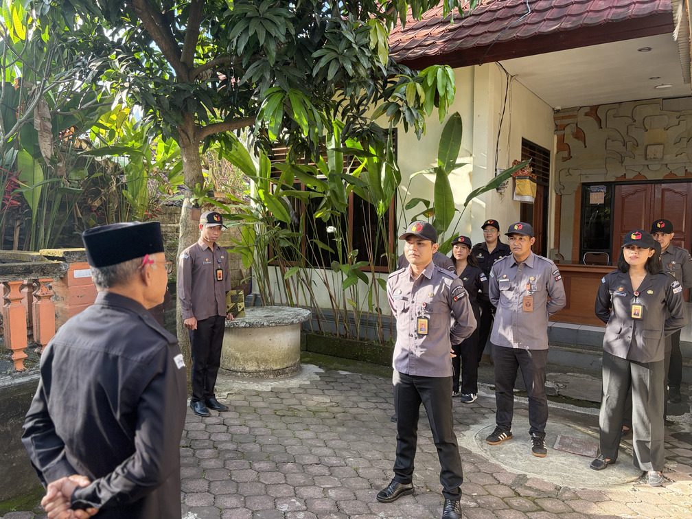 Ketua Bawaslu Gianyar Ingatkan Tanggung Jawab dan Profesionalitas dalam Apel Pagi