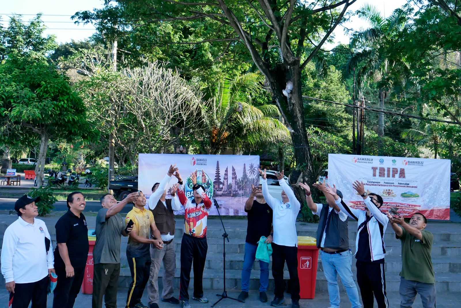 Jaga Alam dari Sampah, Bawaslu Bali Luncurkan Program JALA di Pantai Goa Lawah