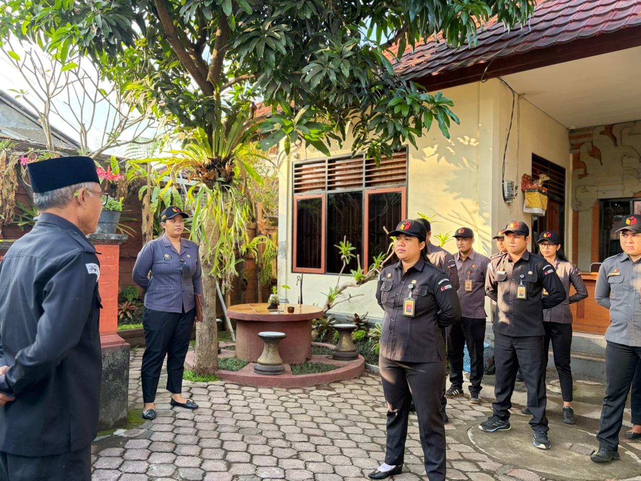 Disiplin, Solid, dan Sehat Pesan Ketua Bawaslu Gianyar dalam Apel Awal Pekan