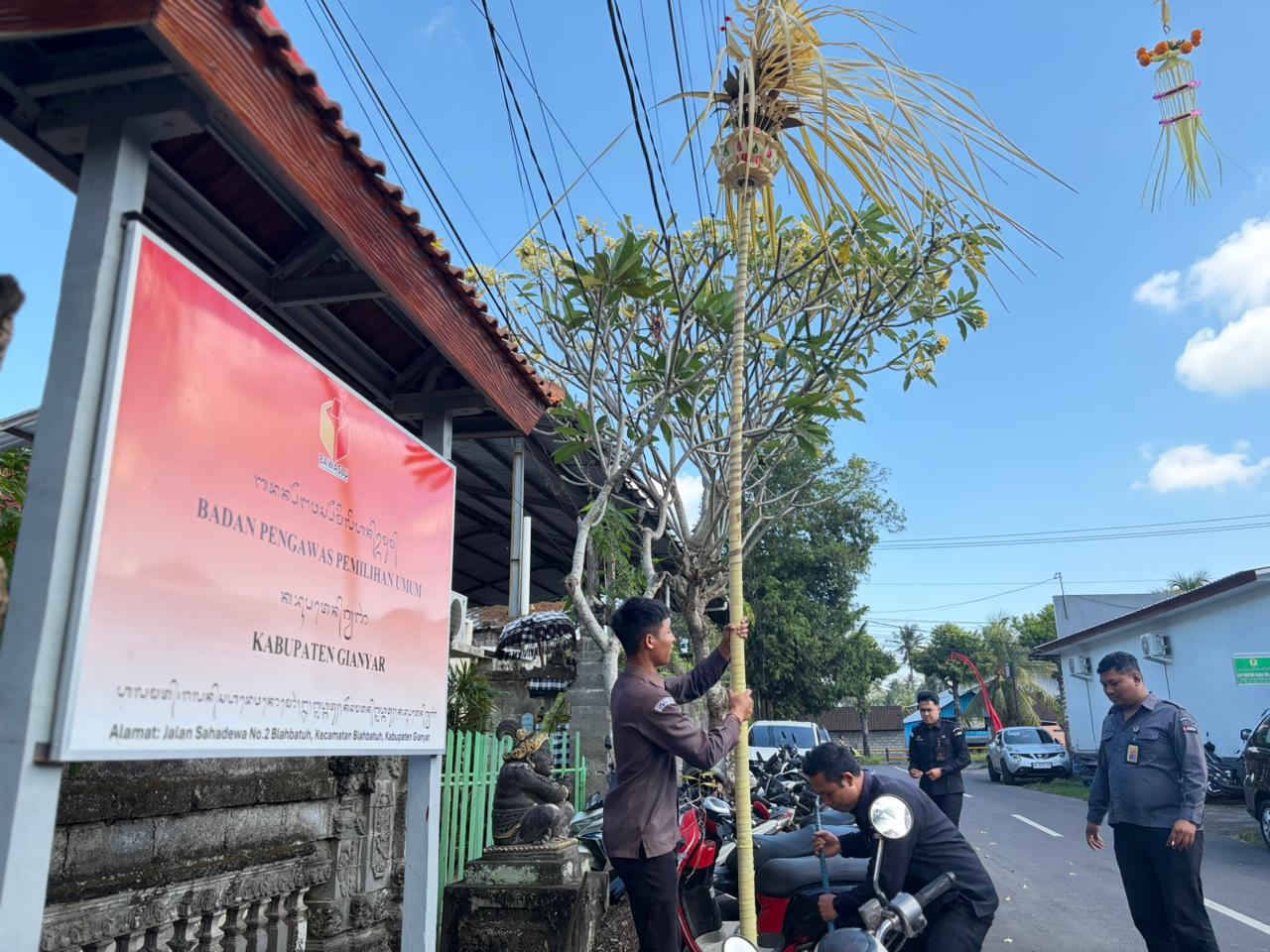 Semangat Gotong Royong Warnai Pembuatan Penjor di Bawaslu Gianyar Sambut Galungan dan Kuningan