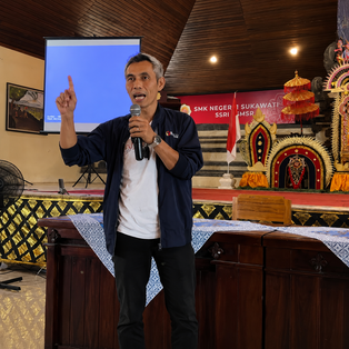 Bawaslu Gianyar Ajak Pelajar SMKN 1 Sukawati Kawal Demokrasi Sejak Dini.