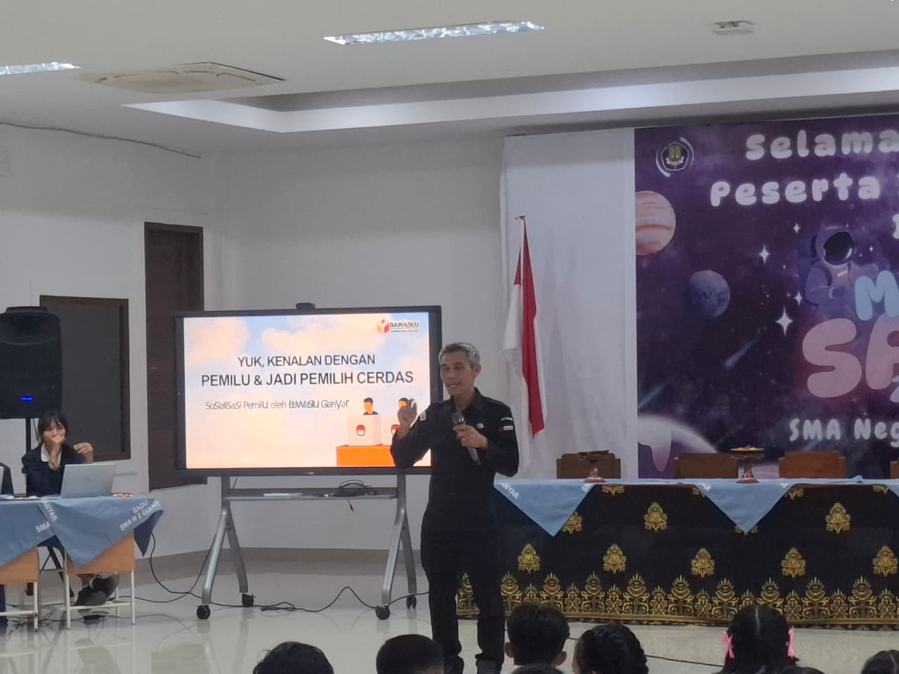 Cetak Pemilih Cerdas, Bawaslu Gianyar Sosialisasikan Hak Konstitusional kepada Pelajar