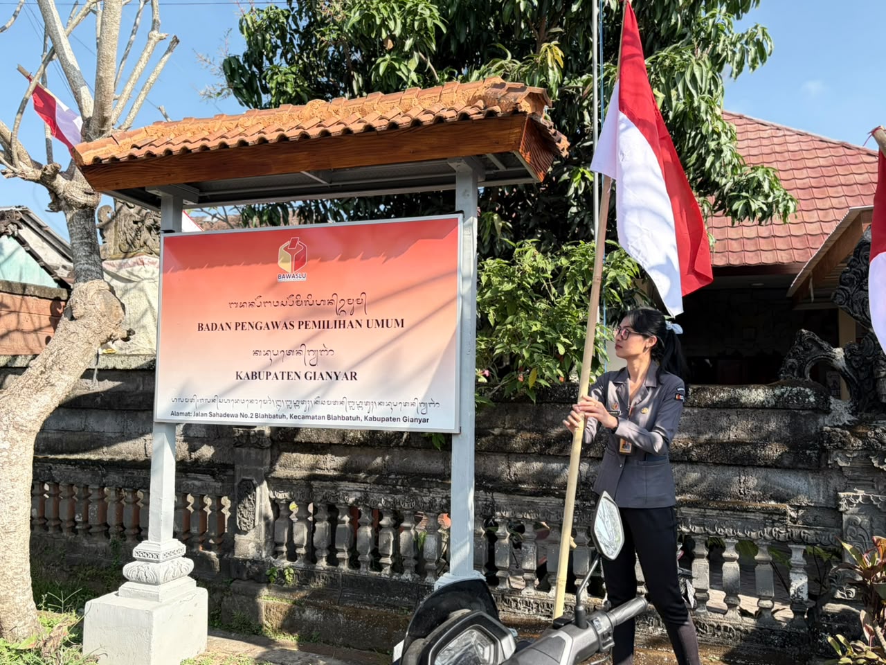 Merah Putih Berkibar di Bawaslu Gianyar, Semangat Kemerdekaan Menjadi Energi Pengabdian