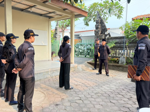 Tertib Administrasi, Tuntas Agenda: Pesan Tegas Hartawan dalam Apel Bawaslu Gianyar