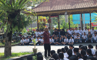 Sosialisasi tentang Kepemiluan, Bawaslu Gianyar Sambangi SMK PGRI Payangan