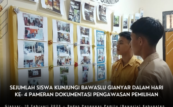 SEJUMLAH SISWA KUNJUNGI BAWASLU GIANYAR DALAM HARI KE- 4 PAMERAN DOKUMENTASI PENGAWASAN PEMILIHAN