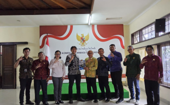 Bawaslu Kabupaten Gianyar Serahkan Laporan Layanan Informasi Publik Tahun 2024 kepada Komisi Informasi Provinsi Bali