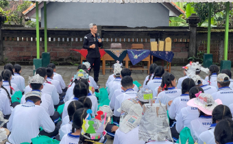 ESTAFET SOSIALISASI PEMILU, BAWASLU GIANYAR BANGKITKAN KESADARAN POLITIK DI SMK NEGERI 2 SUKAWATI.