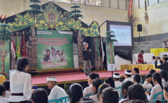 BAWASLU GIANYAR TANAMKAN PENTINGNYA DEMOKRASI SEJAK DINI KEPADA RIBUAN PELAJAR SMK WERDHI SILA KUMARA