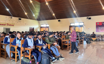 Sambangi Salah Satu SMK Negeri di Gianyar, Hartawan Paparkan  Apa Itu Bawaslu.
