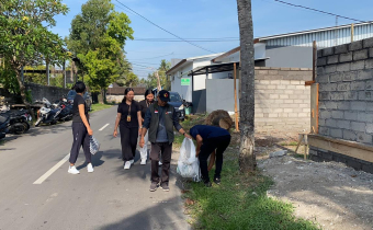 Bawaslu Gianyar Wujudkan Semangat “Jumat Sehati” dan “Jumpa Berlian” Lewat Aksi Bersih Lingkungan