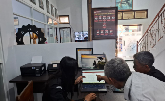 Gianyar — Upaya meningkatkan kualitas layanan Jaringan Dokumentasi dan Informasi Hukum (JDIH) semakin menjadi fokus Bawaslu Kabupaten Gianyar. Sebagai bentuk komitmen tersebut, Bawaslu Gianyar melaksanakan studi tiru ke Komisi Pemilihan Umum (KPU) Kabupaten Gianyar pada Rabu (26/11/2025). Kegiatan dipimpin oleh Anggota Bawaslu Gianyar I Wayan Gede Sutirta, dan diterima langsung oleh Ketua, Anggota, serta Kasubag Teknis KPU Kabupaten Gianyar. Kunjungan ini mendapat sambutan positif dari KPU Gianyar. Ketua KP