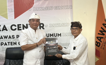 Dari Supervisi ke Penguatan Kapasitas: Bawaslu Gianyar Terima Buku Dari Bawaslu Bali.