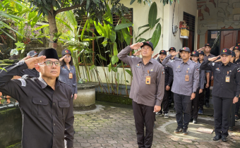 Ketua Bawaslu Gianyar Tekankan Disiplin dan Integritas dalam Apel Rutin Senin Pagi.