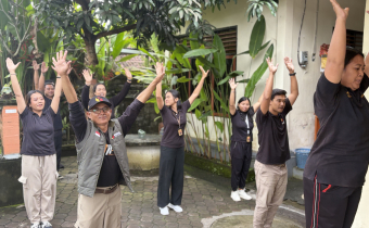 Tubuh Sehat, Jiwa Kuat: Bawaslu Gianyar Perkuat Kekompakan Lewat Senam Pagi.