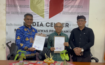 Bawaslu Gianyar dan Dinas PMD Teken PKS, Hartawan: Jangan Hanya Hitam di Atas Putih