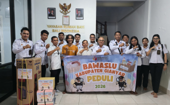 Bawaslu Gianyar Tebar Kepedulian, Sentuh Hati Anak-anak di Bali Baby Home.