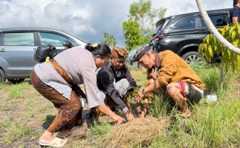 Bukan Sekadar Menanam Pohon, Bawaslu Gianyar Menanam Kesadaran Lingkungan
